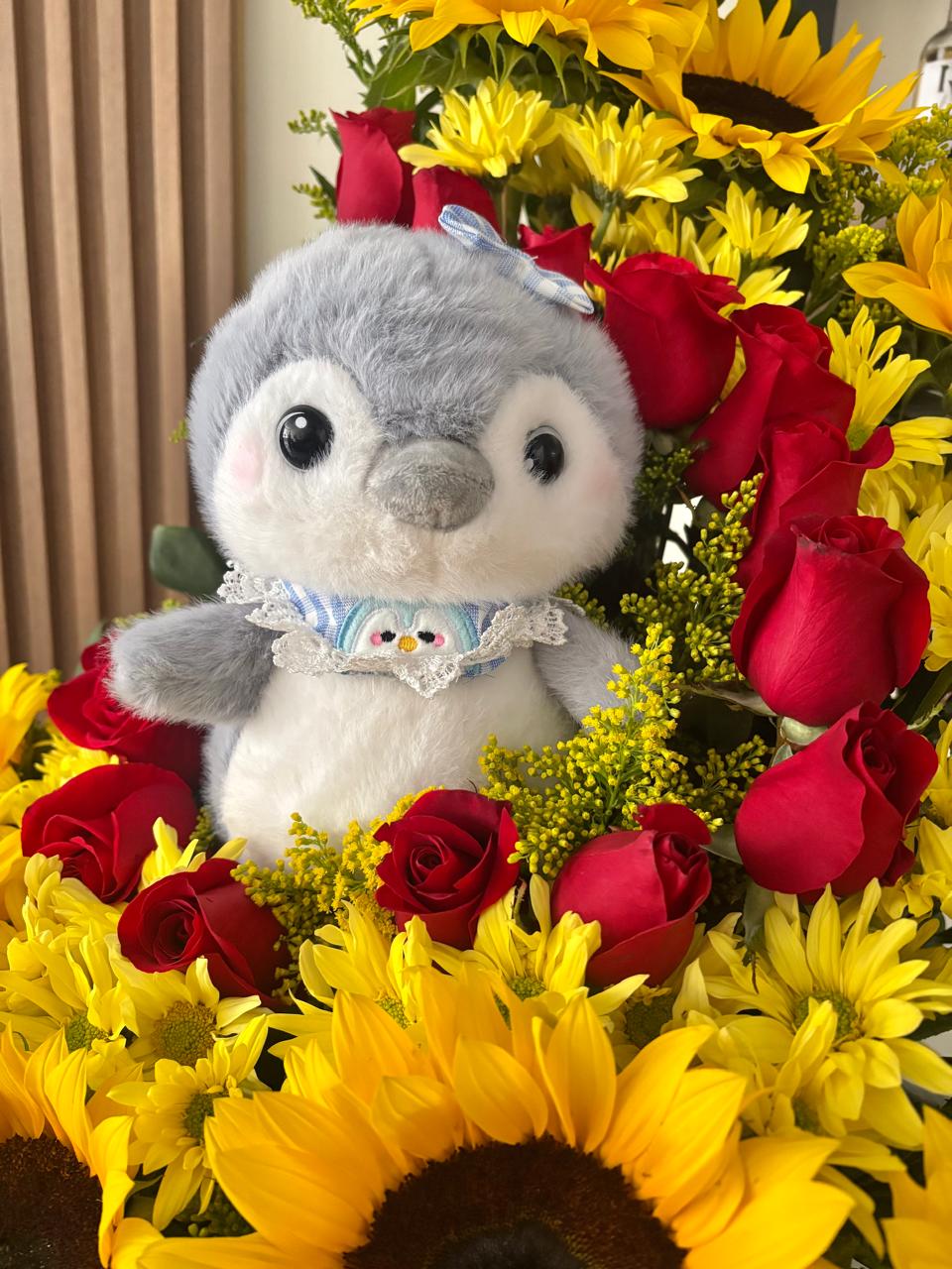 Ramo especial de girasoles y rosas - Imagen 2
