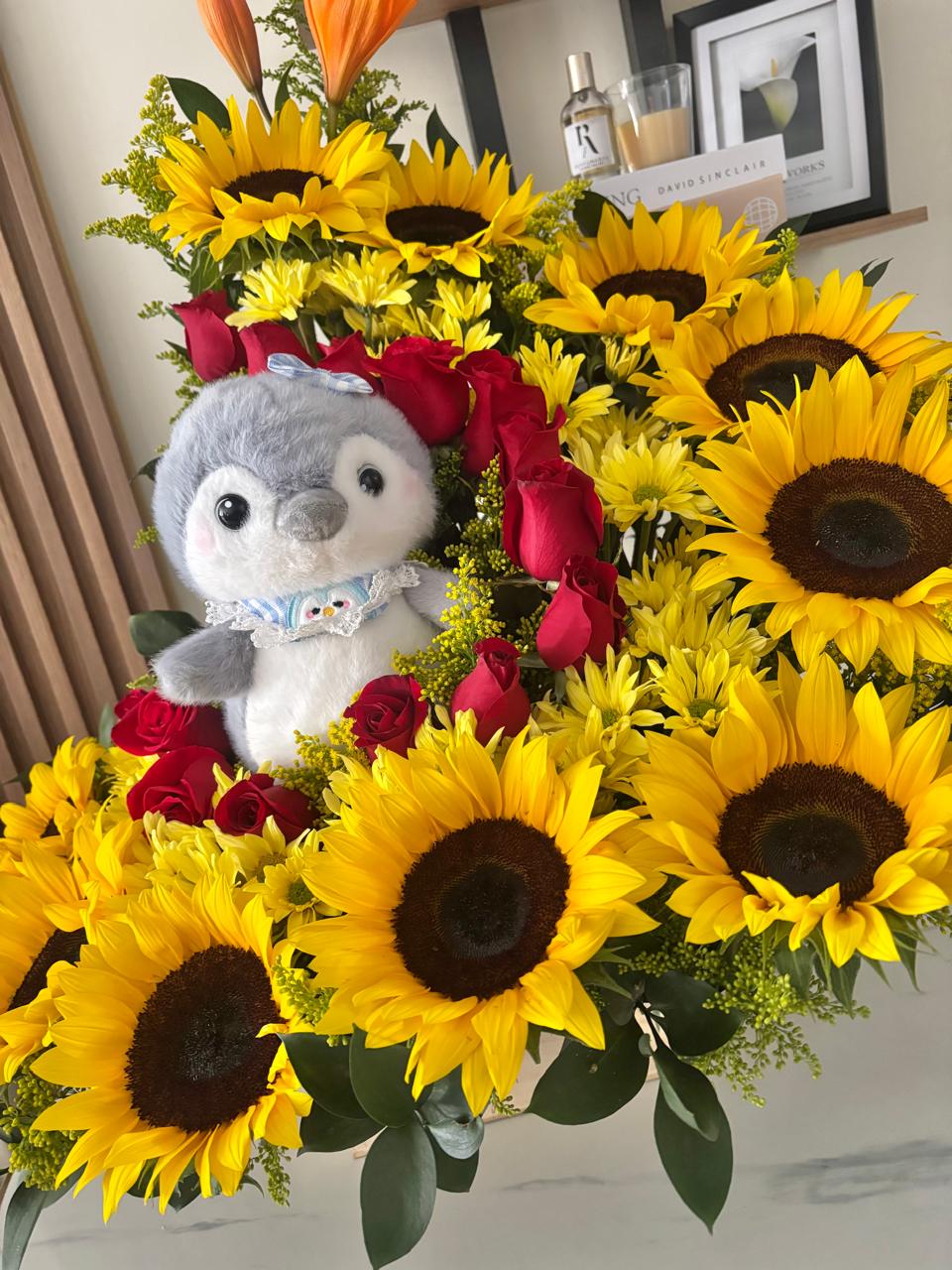 Ramo especial de girasoles y rosas - Imagen 3