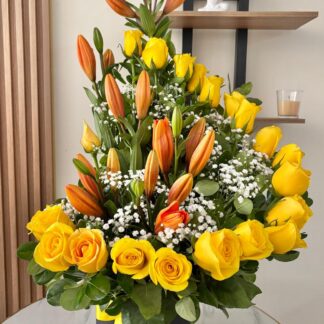 Caja de lirios y rosas