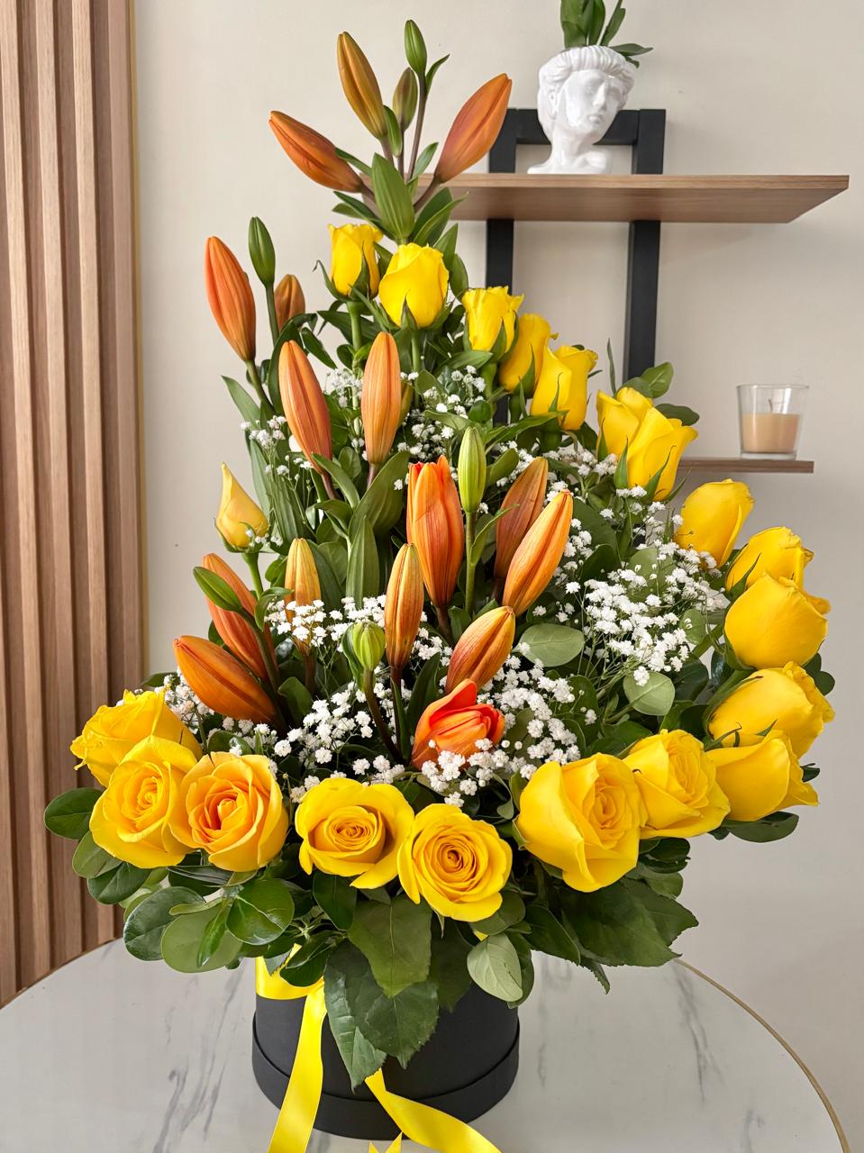 Caja de lirios y rosas