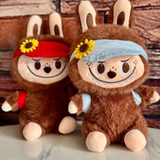 Labubu con gorra y maleta