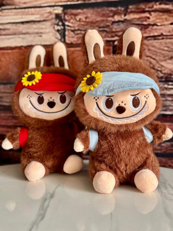 Labubu con gorra y maleta