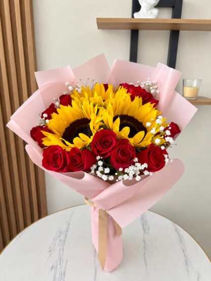 Bouquet de rosas y girasoles