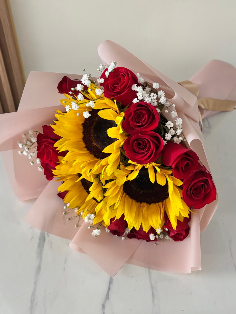 Bouquet de rosas y girasoles - Imagen 2