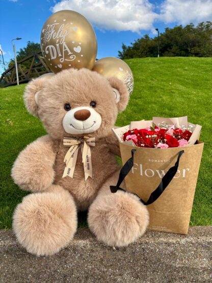 Oso encantador y rosas